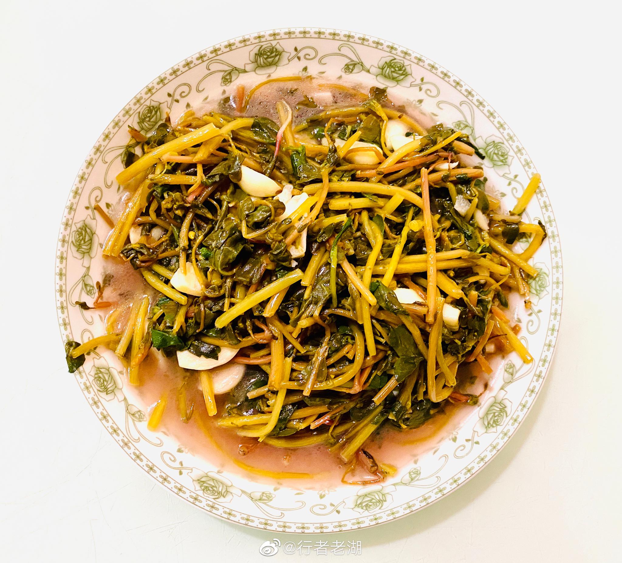 清明节老母亲在家炒了三个菜,都是过野菜