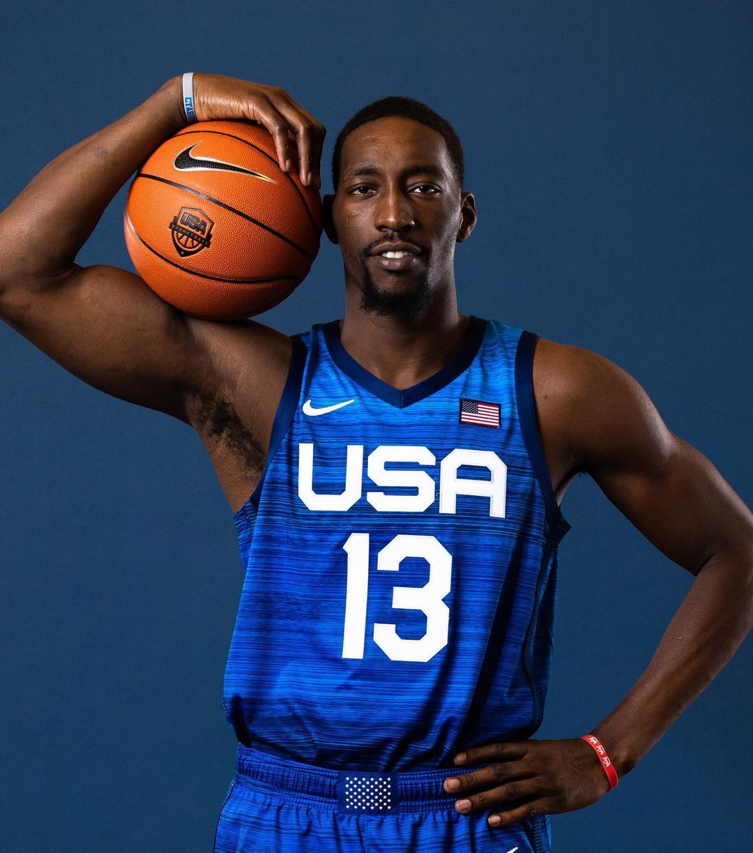 今日,美国男篮为今年国家队除了正在打总决赛的三名球员布克(15号)