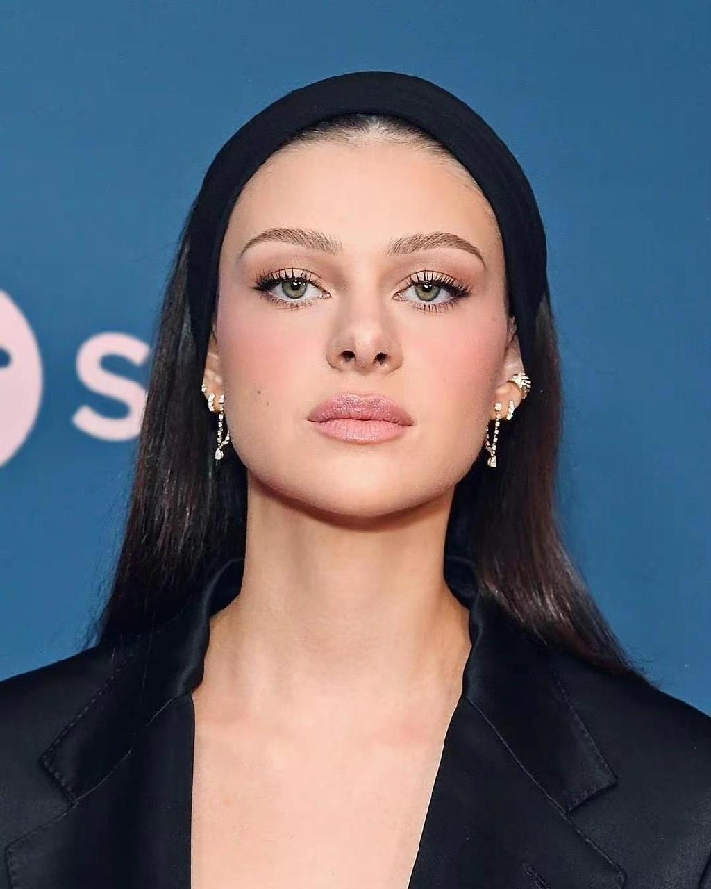 大布夫妇恩爱秀上瘾妮可拉穿深v西装走红毯把老公养出油腻感