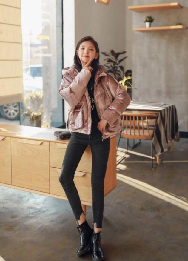 章若楠不仅颜高,穿搭更是教科书级别,高领线衣+百褶裙清新文艺休闲区蓝鸢梦想 - Www.slyday.coM 章若楠不仅颜高,穿搭更是教科书级别,高领线衣+百褶裙清新文艺休闲区蓝鸢梦想 - Www.slyday.coM