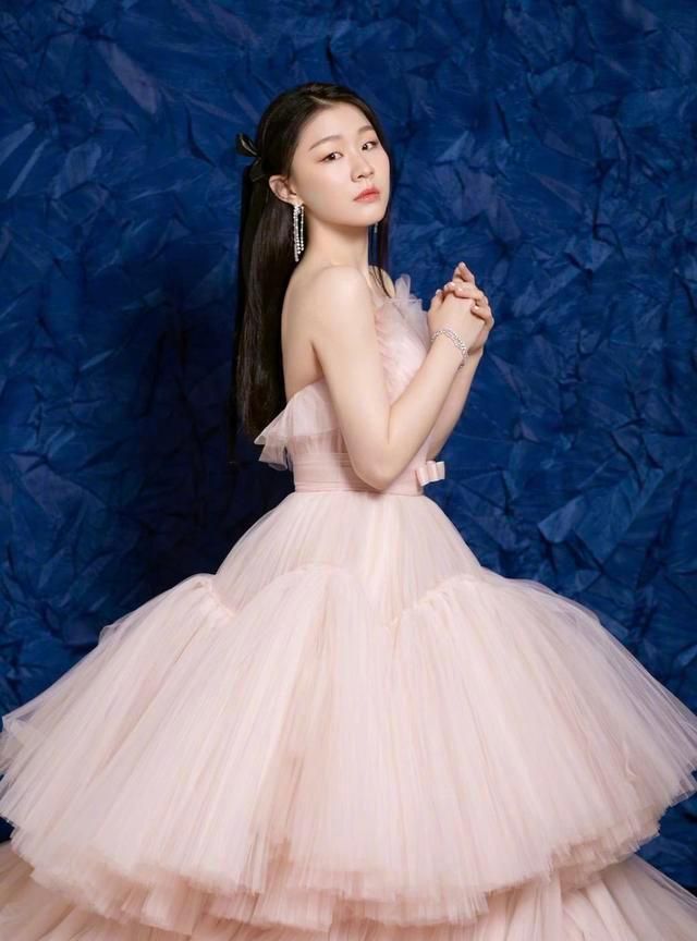 人间唢呐金婧出席活动,一袭黑色礼服裙大秀凹凸感,不输女明星|金婧