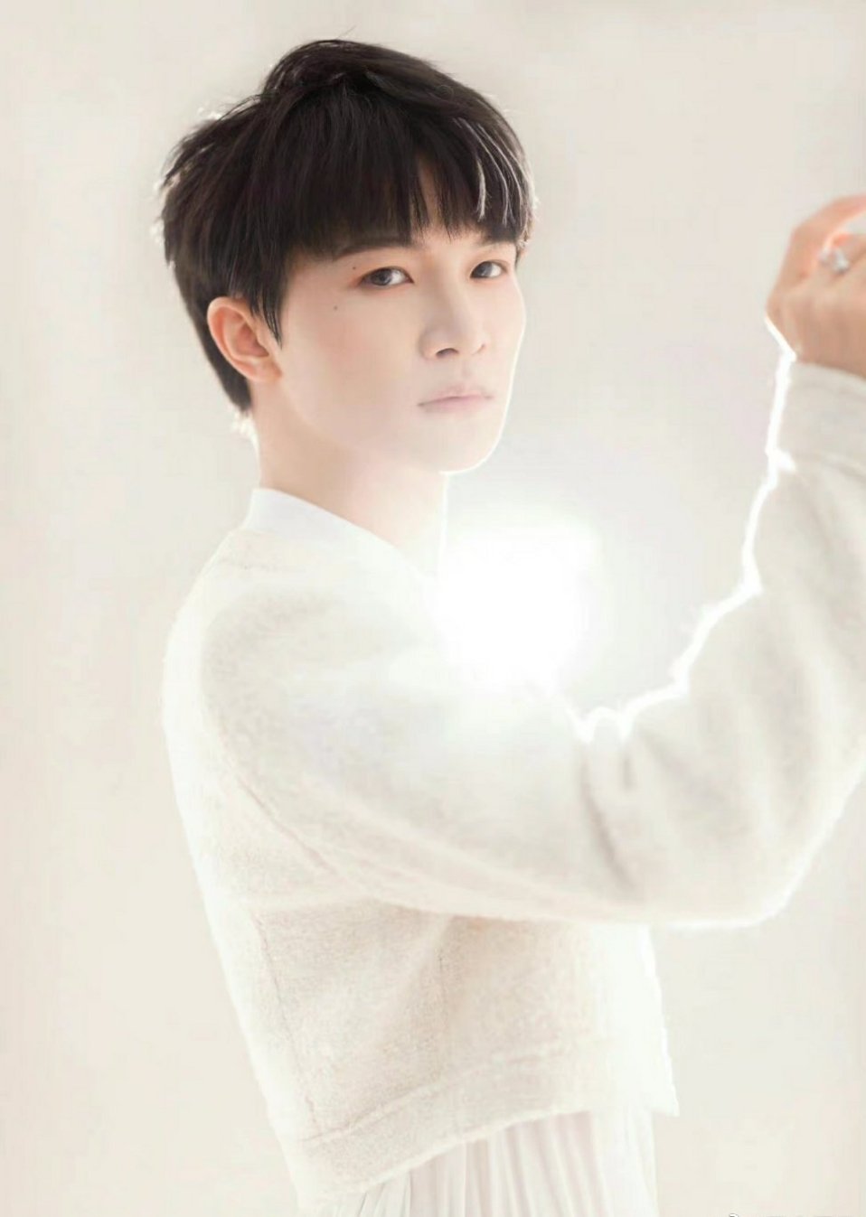 可可爱爱的周深,到哪里都要搓手手,被狠狠地萌到了,期待__财经头条