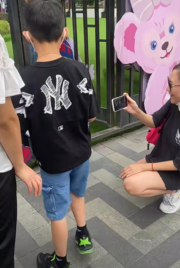 应采儿带俩儿子外出，Jasper打扮酷帅像爸爸，弟弟马尾造型惹争议休闲区蓝鸢梦想 - Www.slyday.coM