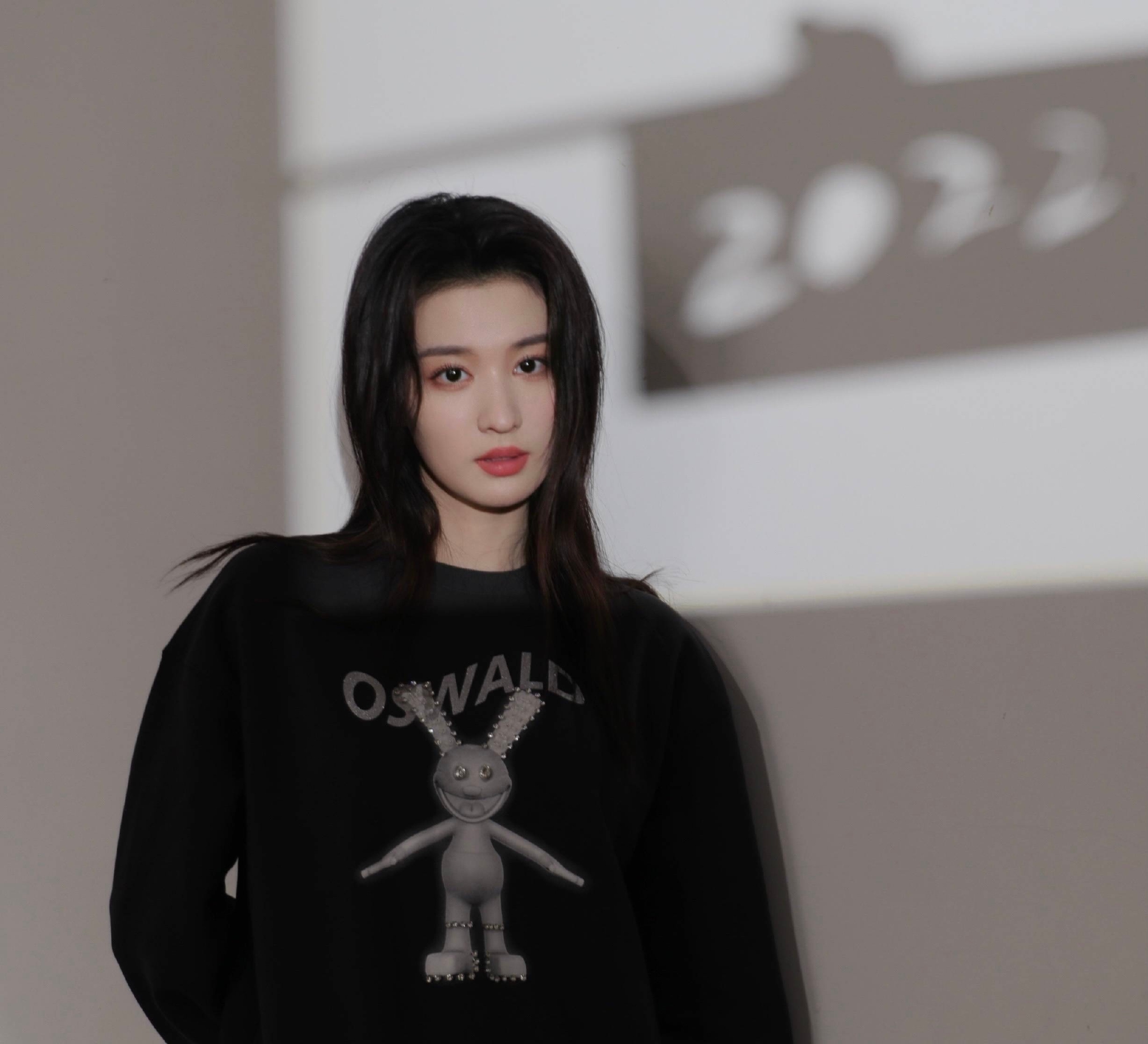 王楚然在《相逢时节》里饰演的土豪千金真的是让人眼前一亮……__财经