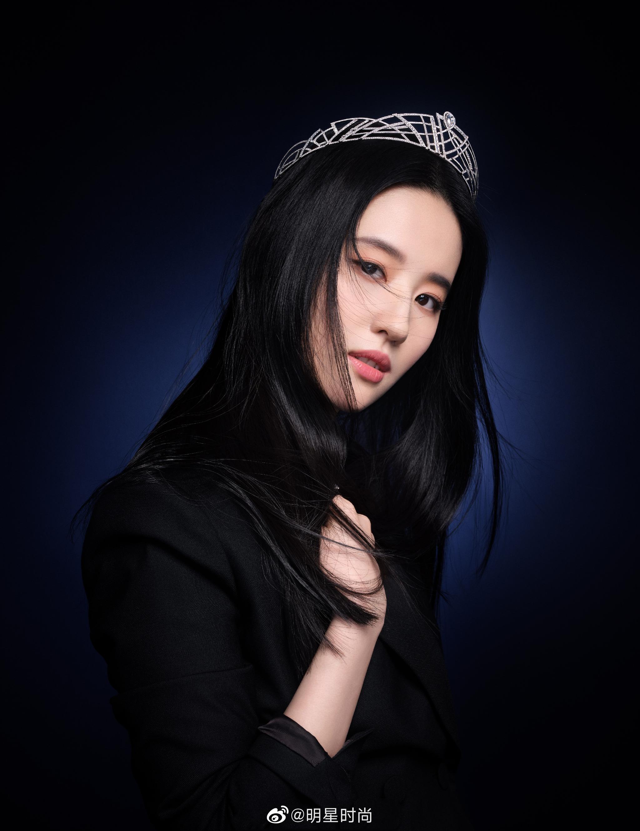 刘亦菲最新造型,头戴皇冠犹如公主,粉色抹胸裙秀出优越天鹅颈