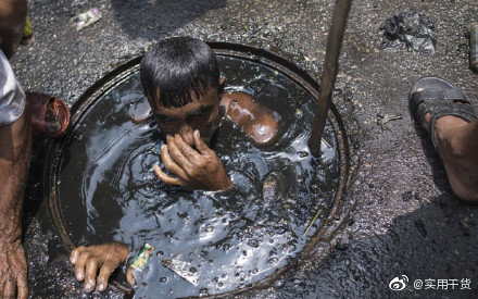 孟加拉国首都的下水道清洁工,世界上最糟糕的工作环境!