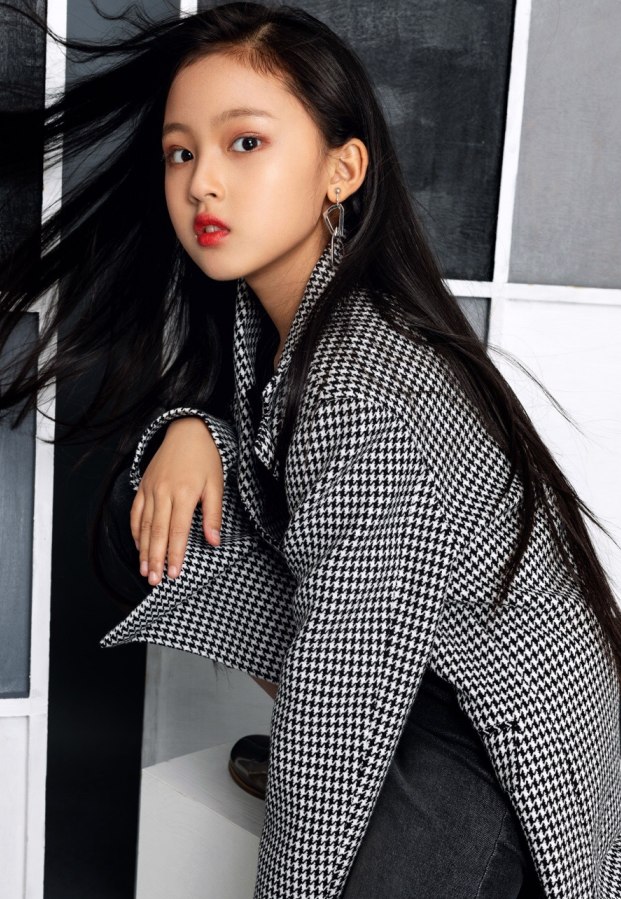 被薛之谦抱在怀里的女孩长大了,今9岁因腿太长,长裤穿成七分裤|张婉儿