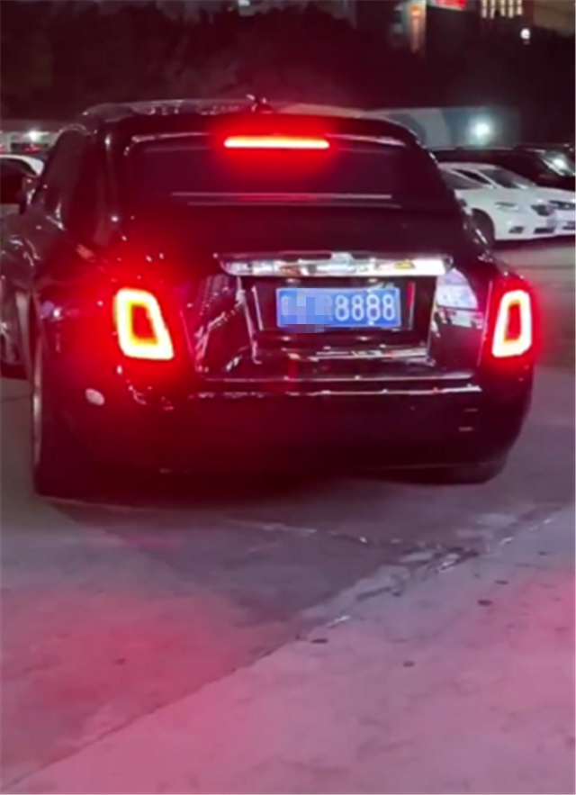 挂8888牌劳斯莱斯牌值6位数车牌比车拉风车主还非富即贵