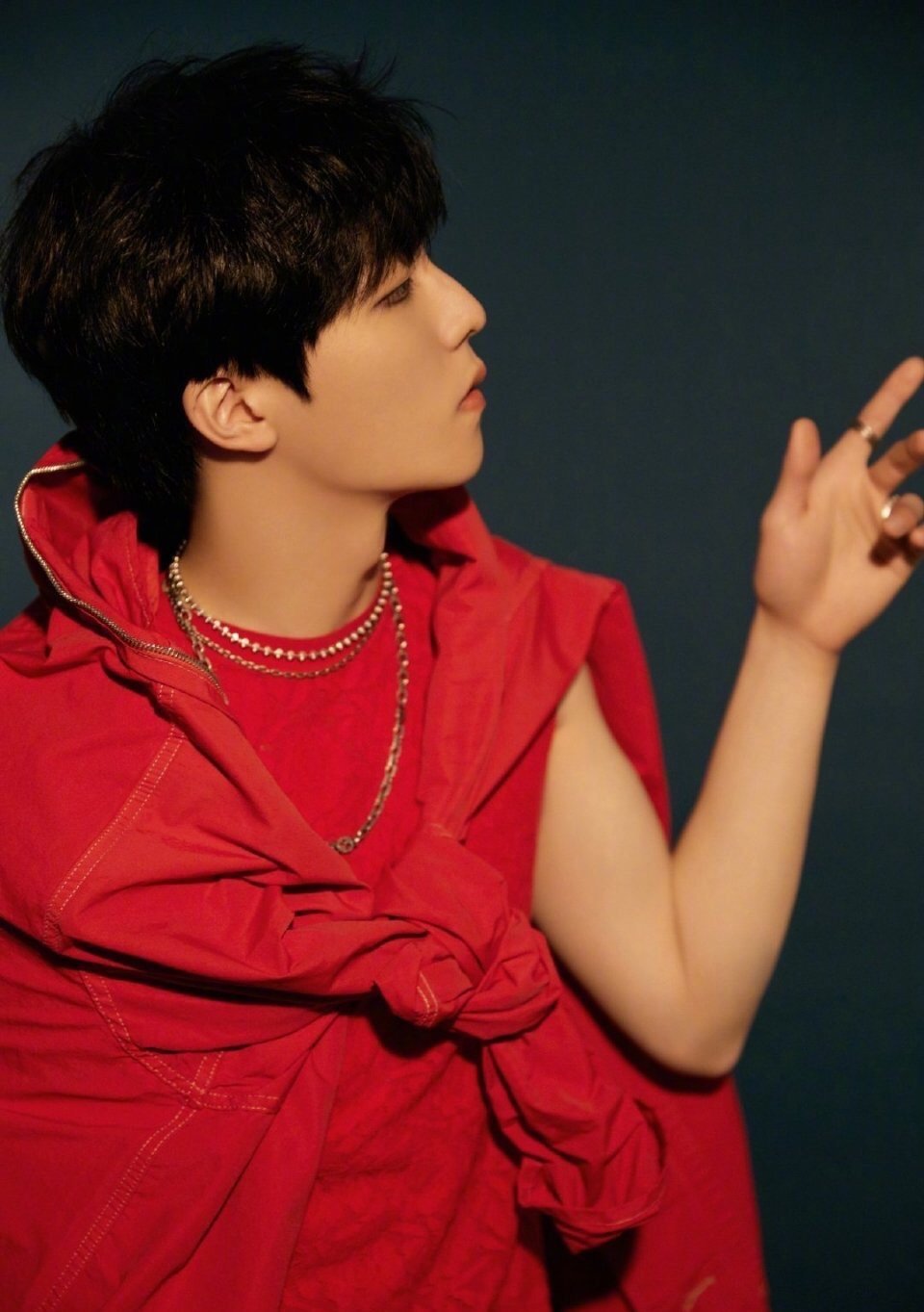 陈立农一身红衣时尚感拉满!超高的颜值 完美的身材比例