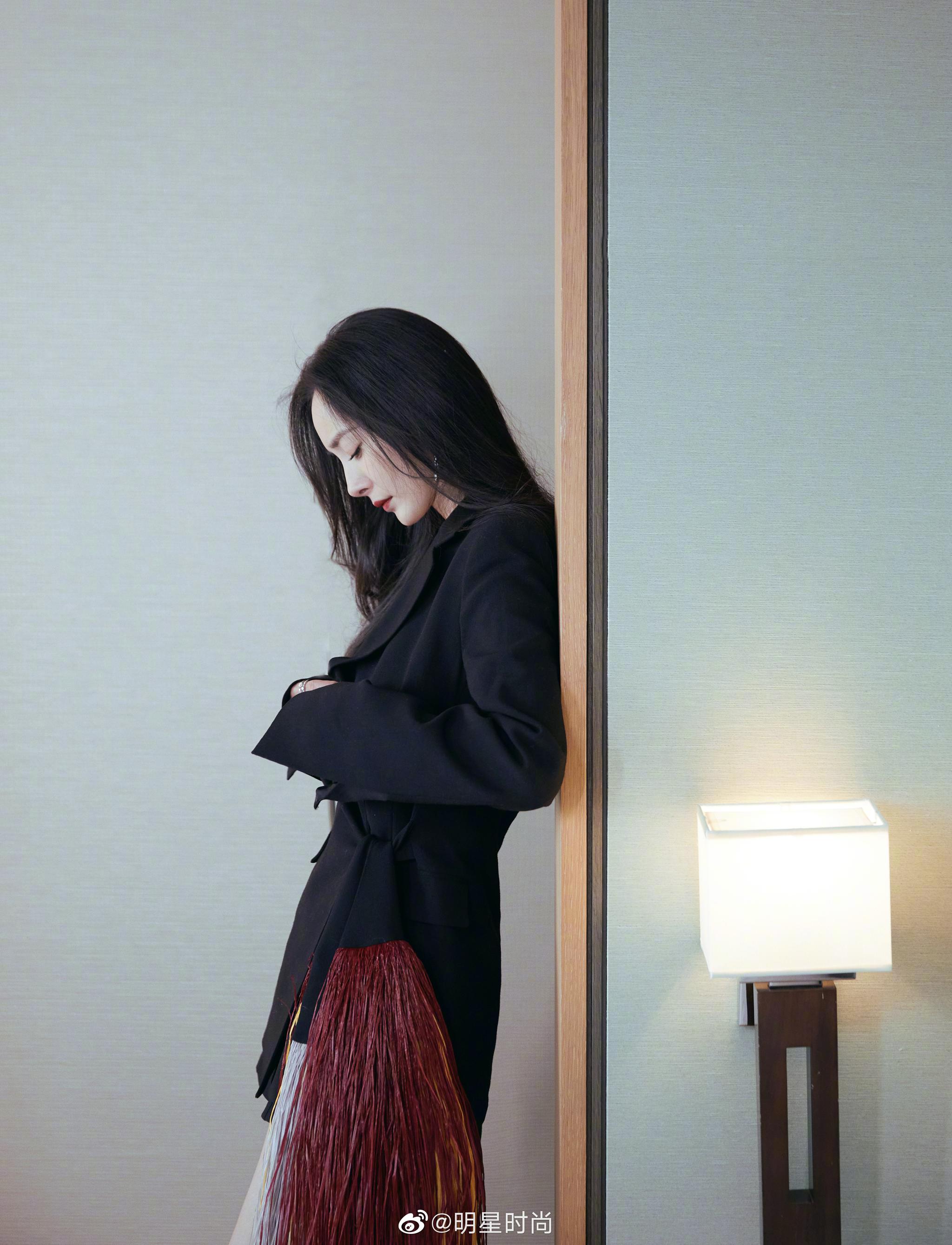 杨幂最新造型,她身着侧摆饰流苏西装外套时尚干练,酷飒十足