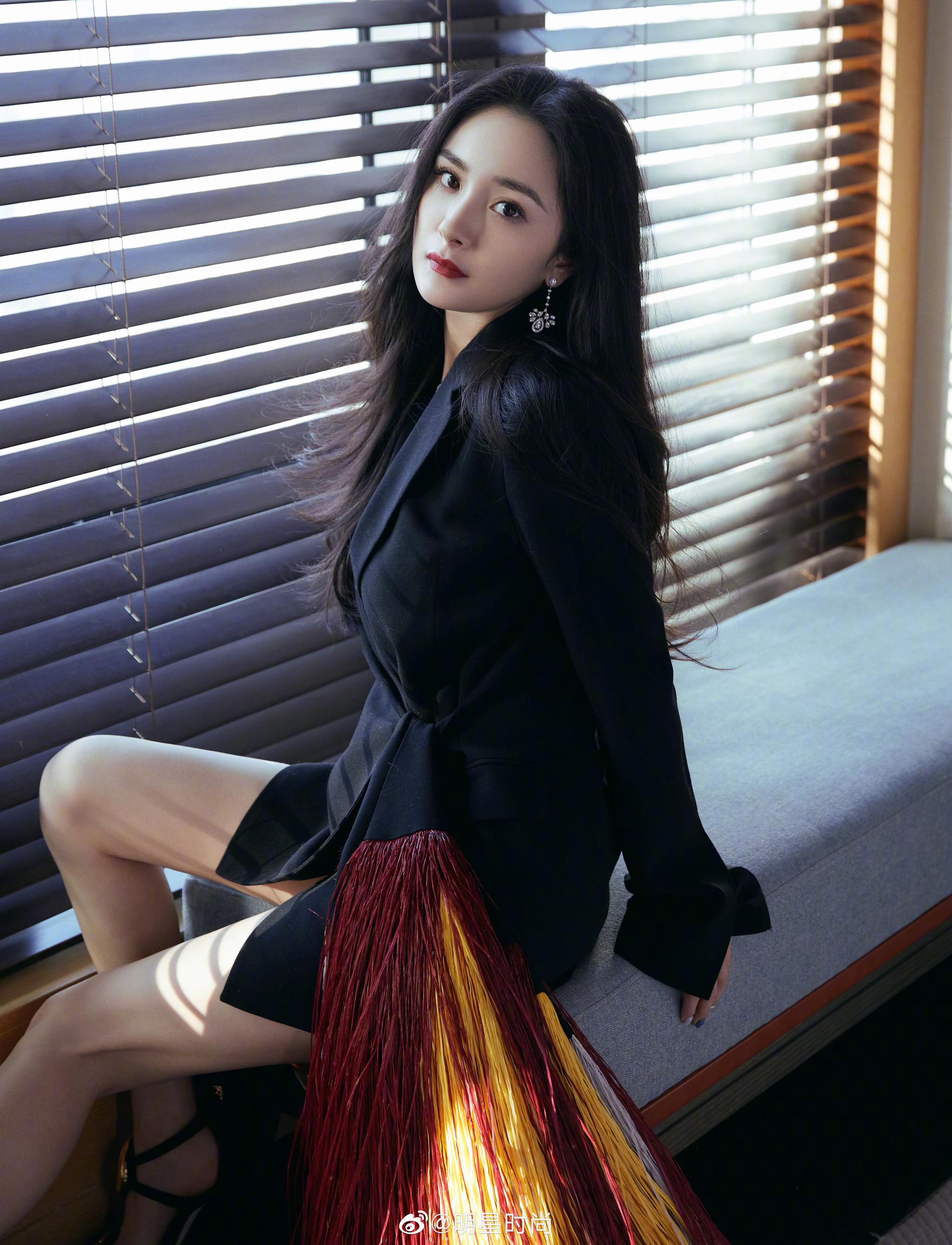 杨幂最新造型,她身着侧摆饰流苏西装外套时尚干练,酷飒十足