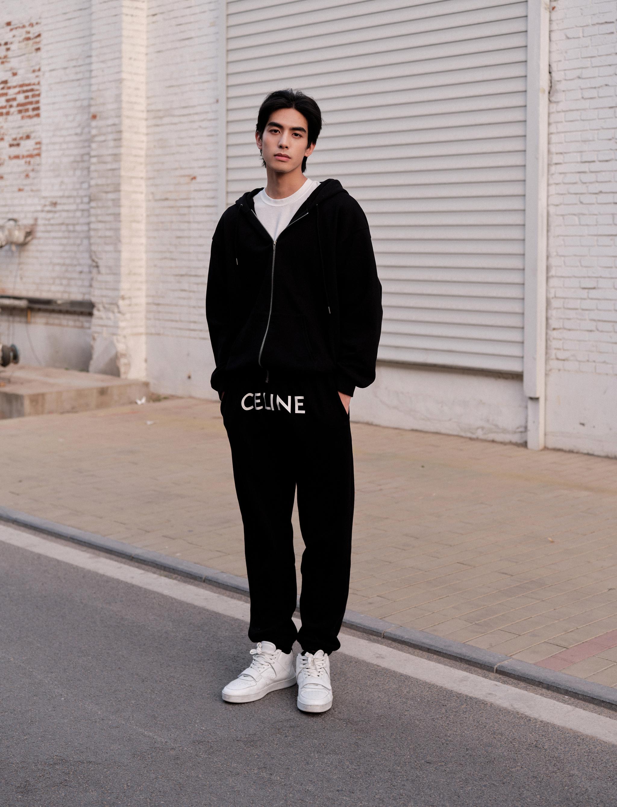 欢娱影视演员@宋威龙99 最新街拍曝光