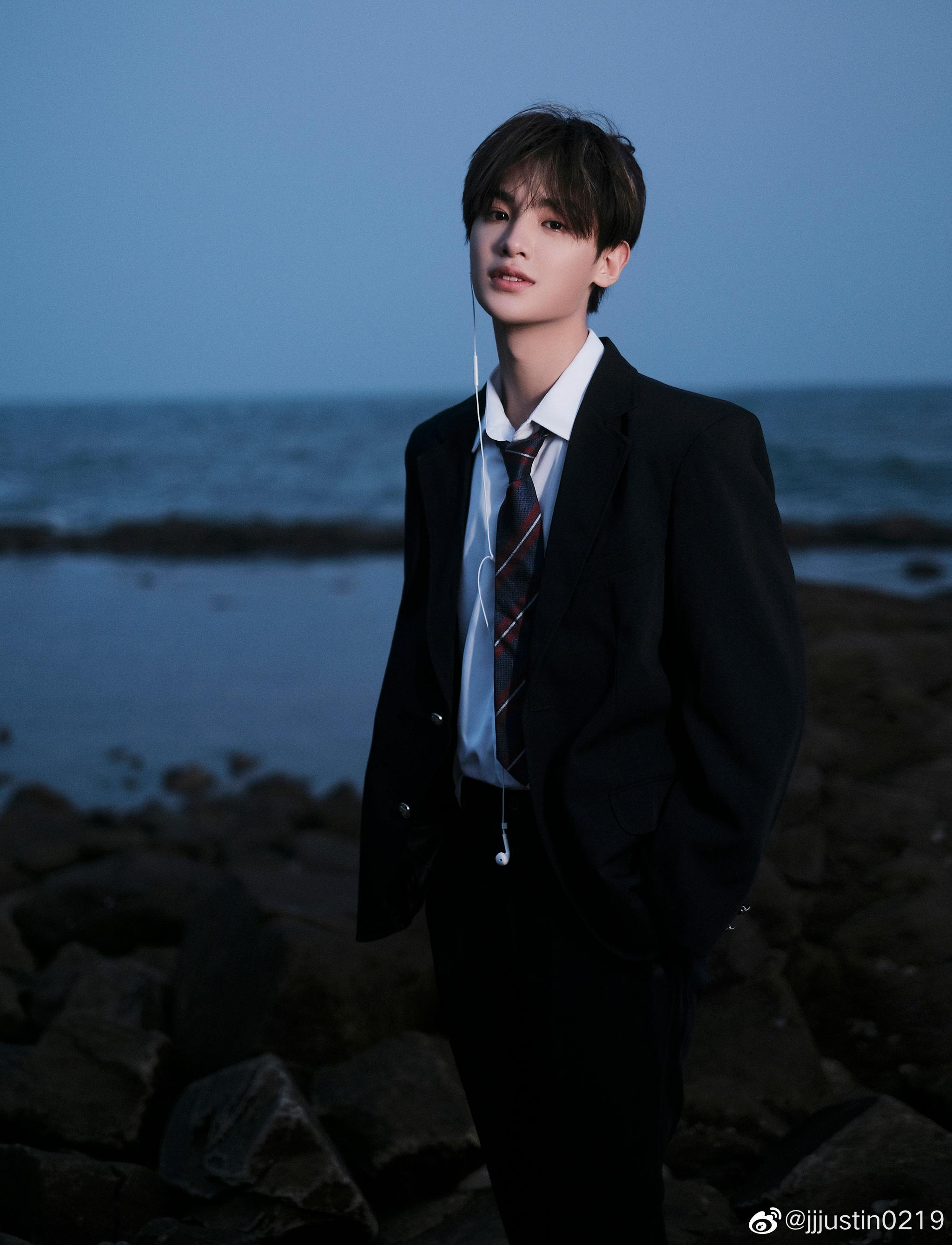 黄明昊海边制服大片,拿着信的少年是想诉说什么呢__财经头条