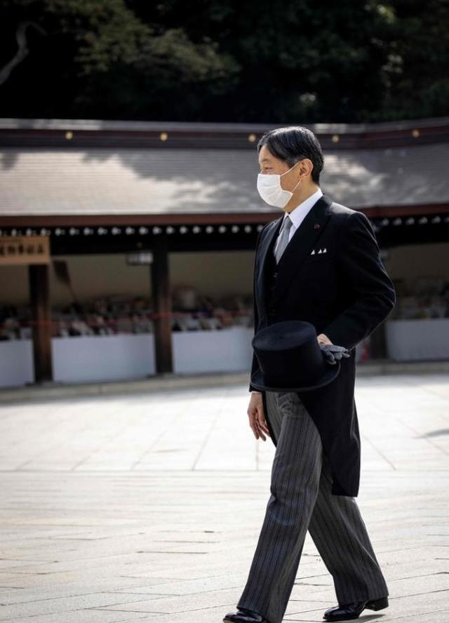 日本皇室成员齐聚上皇后穿披风霸气雅子皇后又被纪子妃抢风头