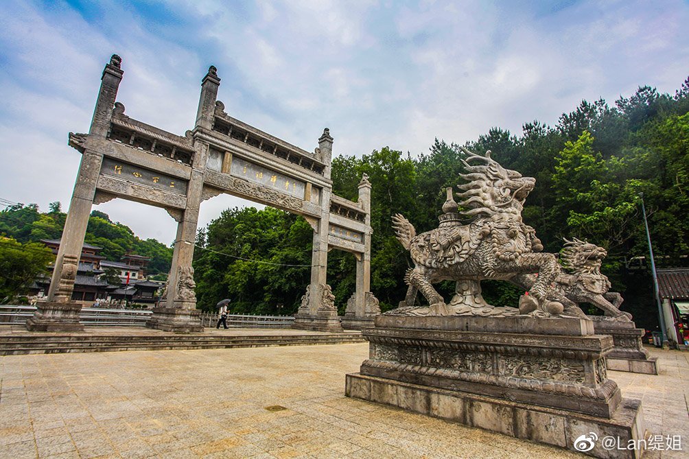 山谷寺又名三祖寺,位于安徽天柱山南面景色怡人的凤形山上