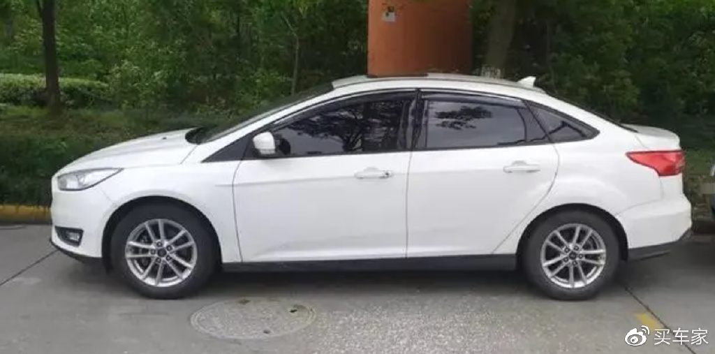 尼桑骐达两厢车