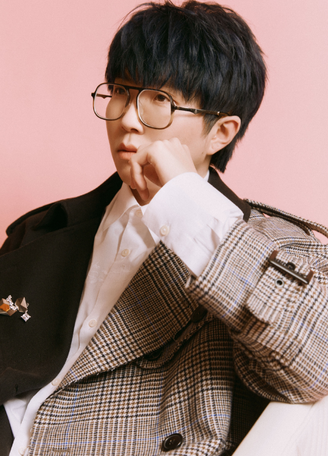 有种整容叫毛不易减肥近照神似华晨宇抬手遮脸都一模一样