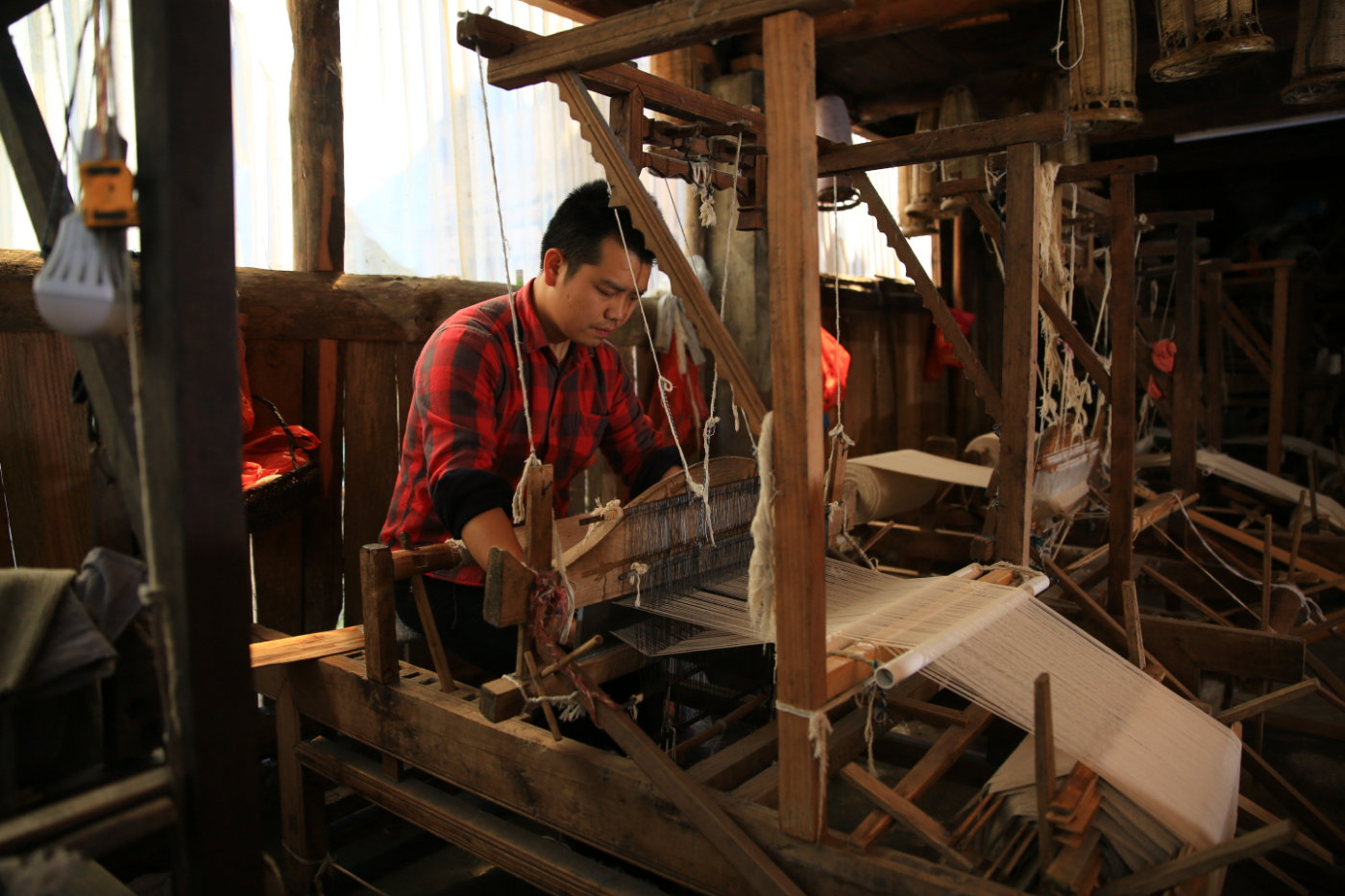 现代版"男耕女织"!猪圈改染坊 大学生夫妻把侗族土布卖向世界