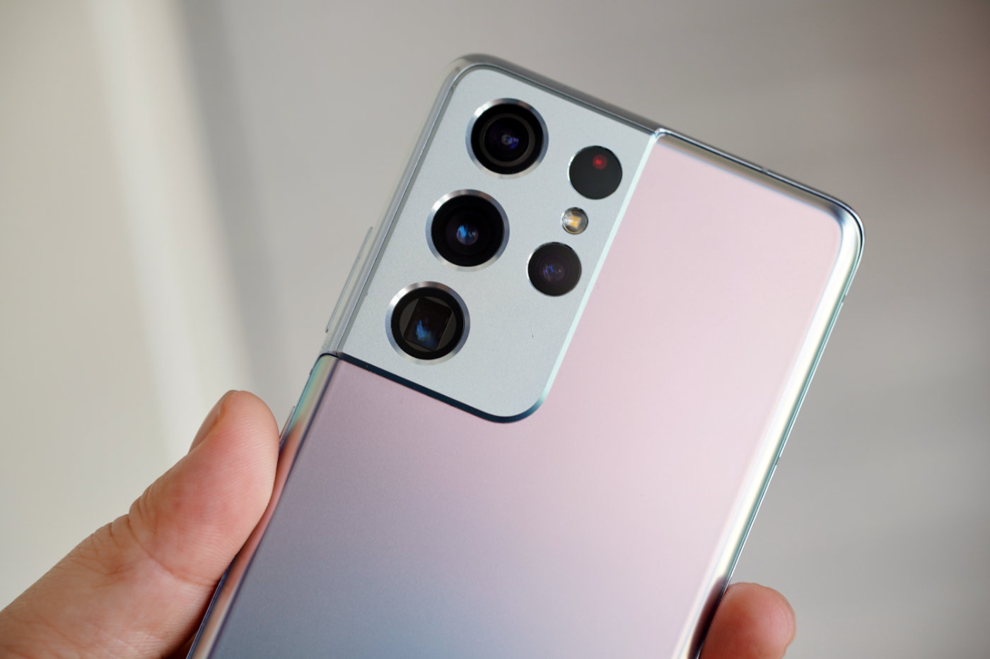 下面我从不同角度拍摄一些三星galaxy s21 和s21 ultra的摄像头,来
