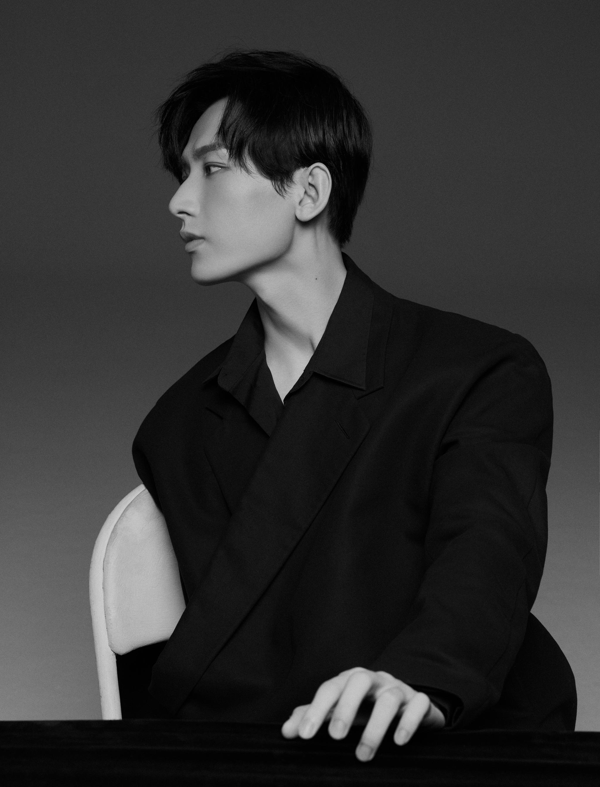 您的毅中人@成毅 营业啦!黑白色调尽显五官精致