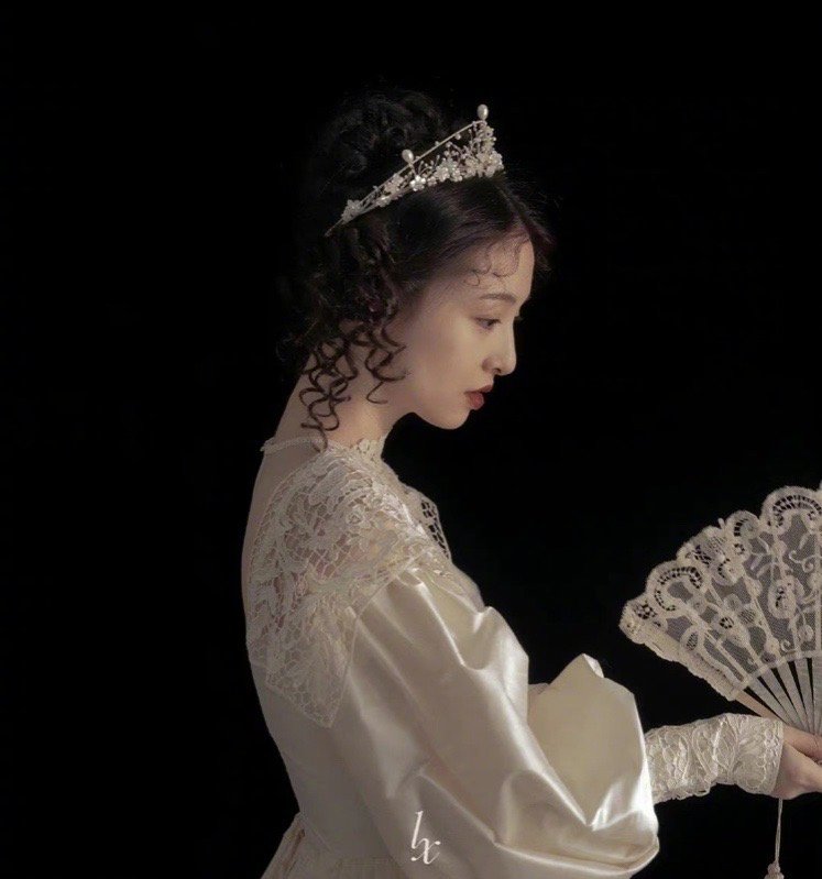 吴倩身着复古米色长款纱裙整体画面仿佛是一副油画