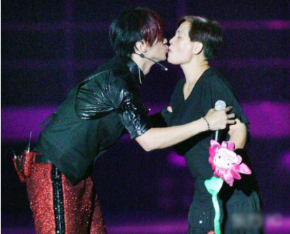 周扬青爆罗志祥私生活糜烂网友扒出罗志祥和妈妈大量接吻照