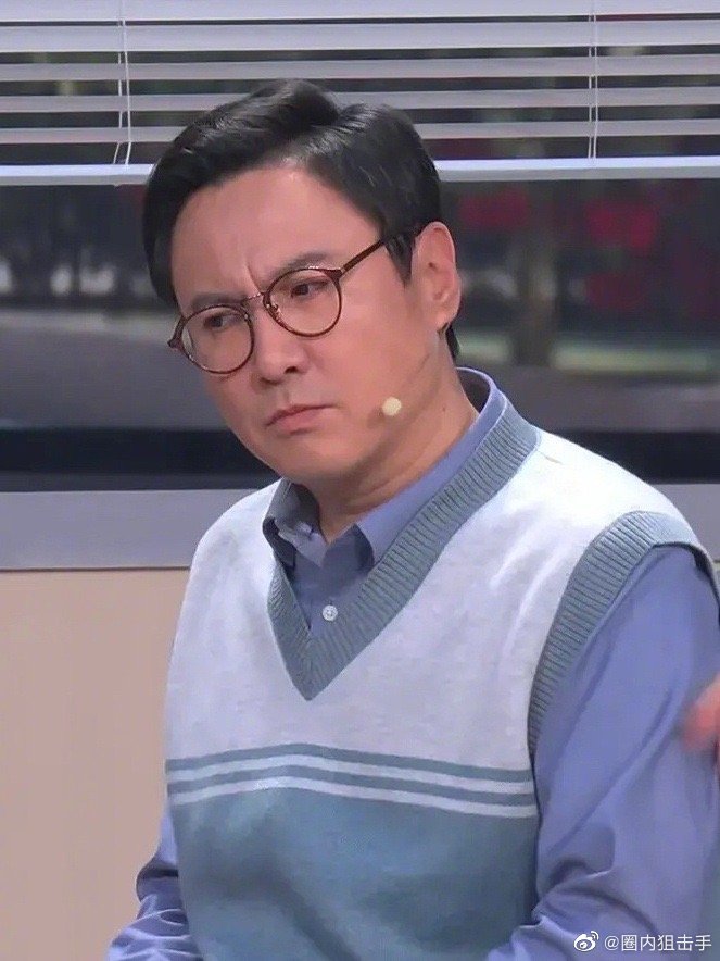 沈腾春晚表演小品的时候,有网友发现他的麦好像掉了……|沈腾|小品