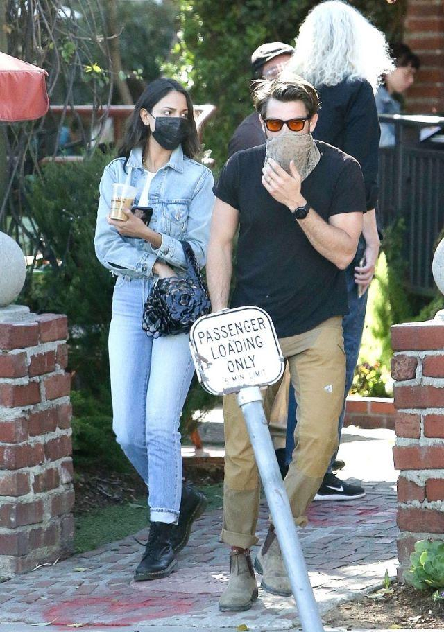 艾莎·冈萨雷斯穿牛仔装和帅哥上街,很有户外时尚风情,好般配!