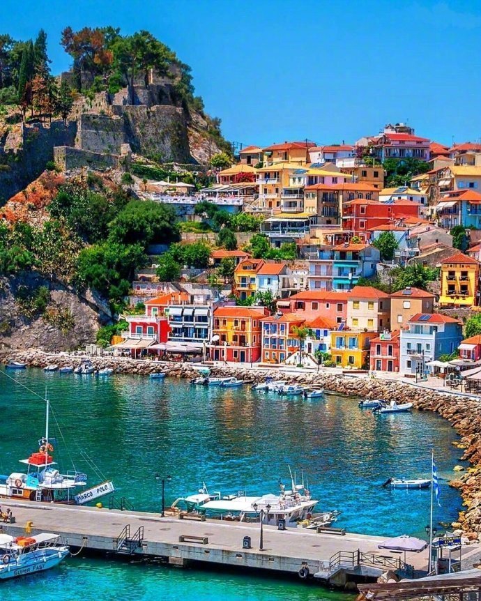 希腊帕尔加小镇五彩斑斓景色宜人