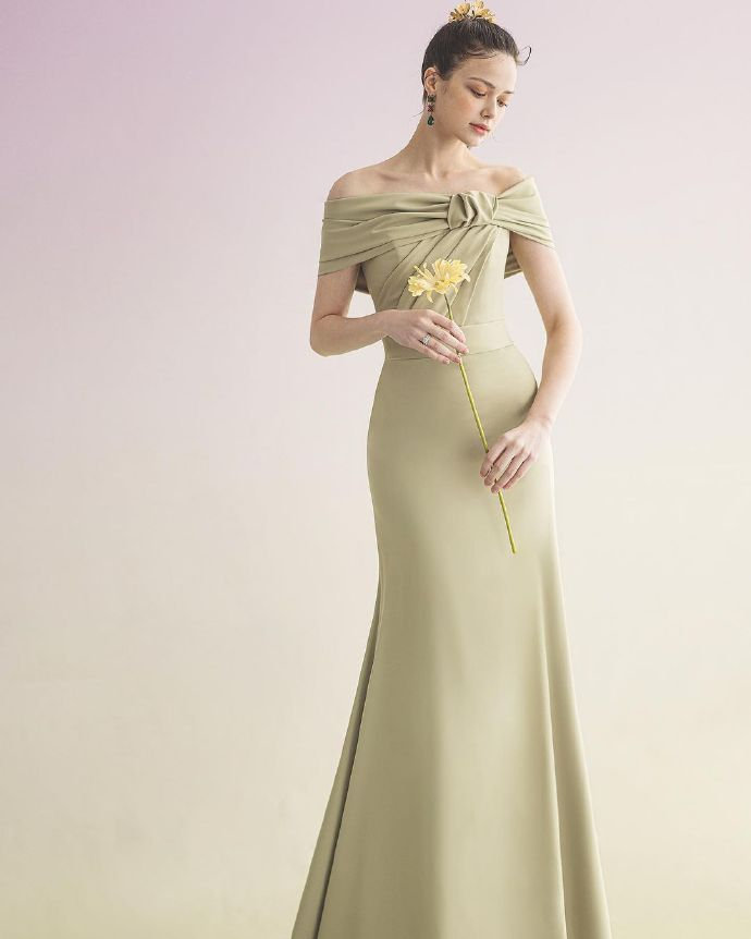 浅色系小礼服│超高级鱼尾裙的轮廓设计尽显高级感