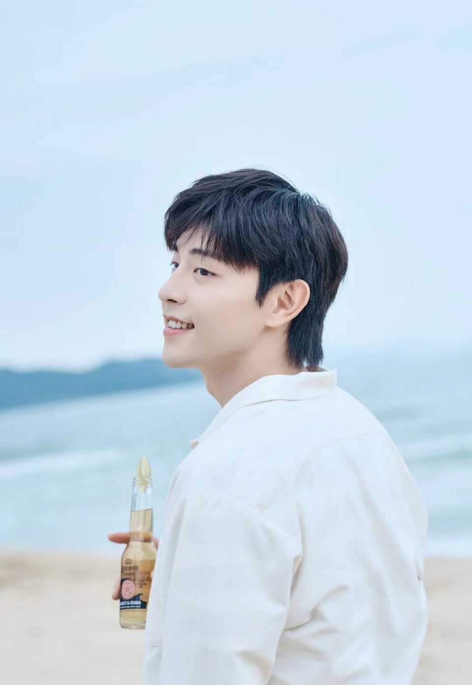 邓伦工作室发布海边拍摄花絮视频