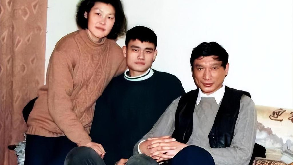 姚明与妻子叶莉近况:42岁叶莉韵味十足,13岁女儿身高近1米9!|奥运会|篮球|爱情|运动员|国家队_新浪新闻