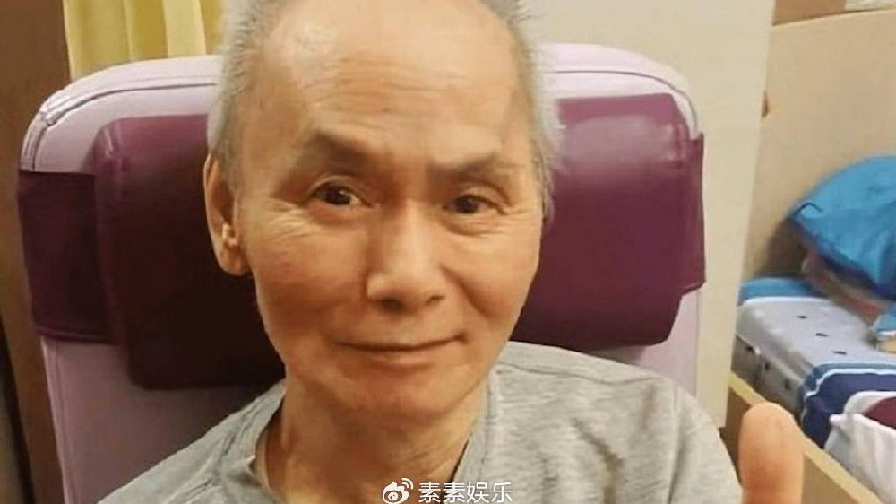 68岁武打巨星刘家辉罕见露面,满头白发被圈内好友照顾得很好|中风|刘家辉|白发_新浪新闻