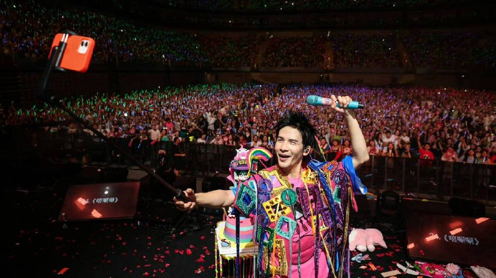 大张伟“大好时光”演唱会上海站落幕 万人蹦迪狂欢|歌迷|老师|音乐|朋克|汪苏泷_新浪新闻