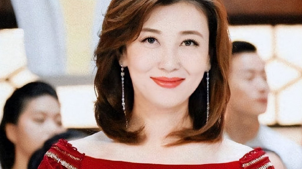 央视主持李红：14岁辍学18岁逃婚，从洗碗工逆袭进央视，如今怎么样了|央视|李红|海峡两岸_新浪新闻