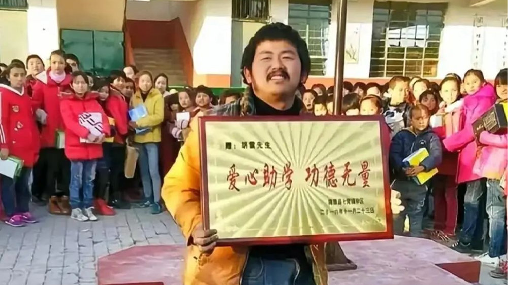 人民日报点赞!最美拾荒者胡雷的温暖生命奇迹|宁夏回族自治区|资助|离世|宁夏|巨人_新浪新闻