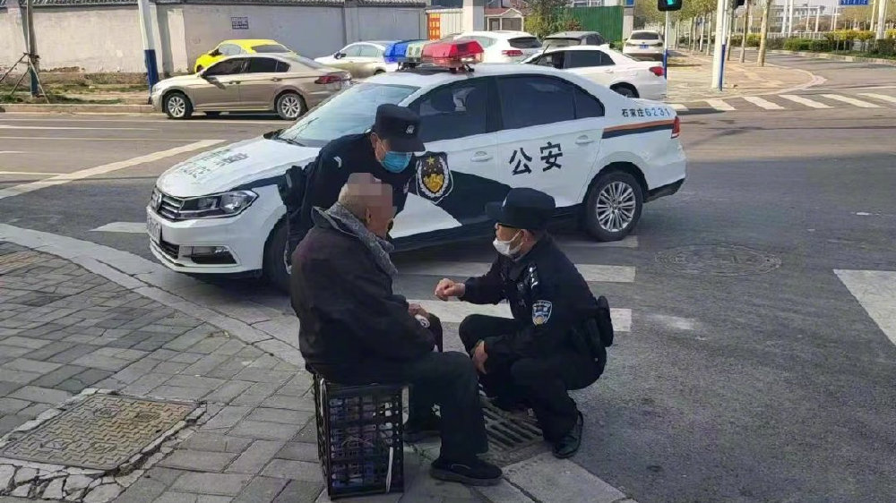 民警助寻走失者