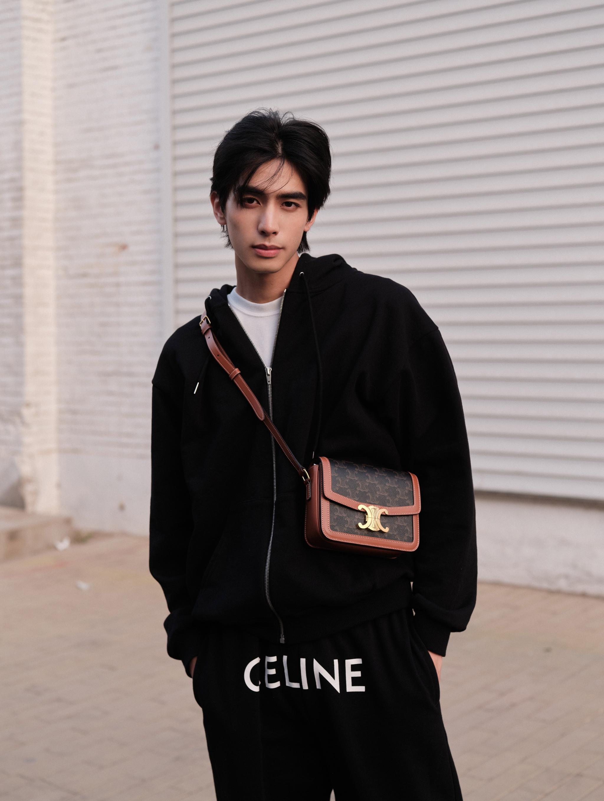 欢娱影视演员@宋威龙99 最新街拍曝光