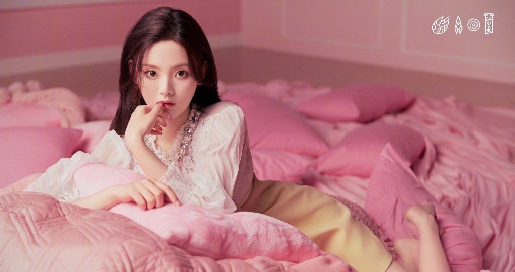 火箭少女101粉色梦幻大片女团成员们身穿粉白系套装如梦如幻