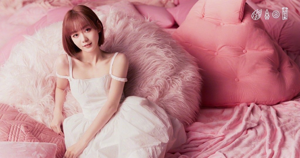 火箭少女101粉色梦幻大片女团成员们身穿粉白系套装如梦如幻