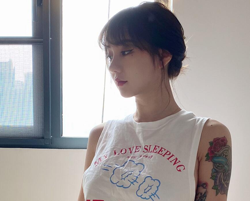 而这样的例子洛丽塔大哥也不是第一个,像去年突然爆火的王羽杉也是