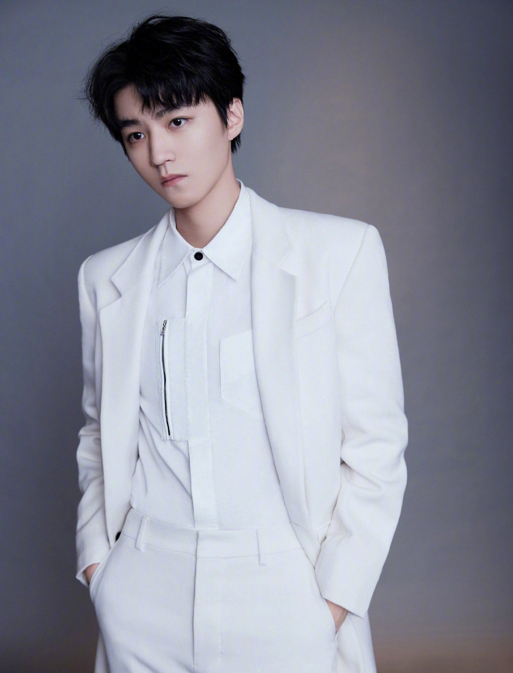 王俊凯最新写真冷感十足,身穿纯白西装干净帅气,眼神好鲨~__财经头条