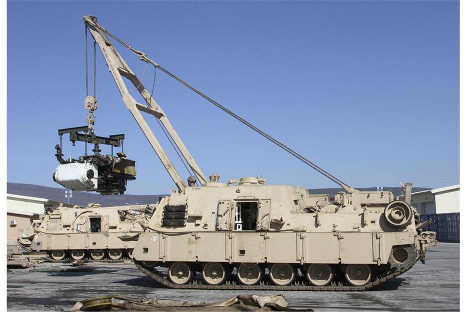 新疆军区15式坦克更换动力包 配套装甲抢修车亮相