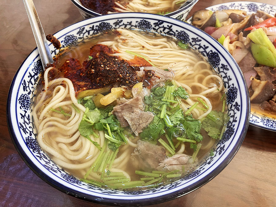 这条街前有老四季后有盛京人人，中间夹着十多年老店兰州拉面