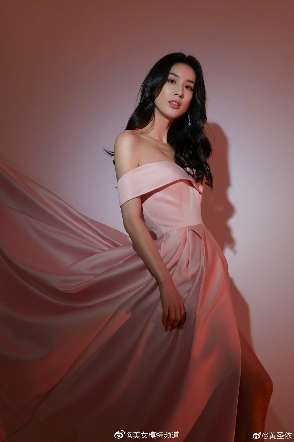 黄圣依亮相ok盛典樱花粉抹胸长裙浪漫优雅