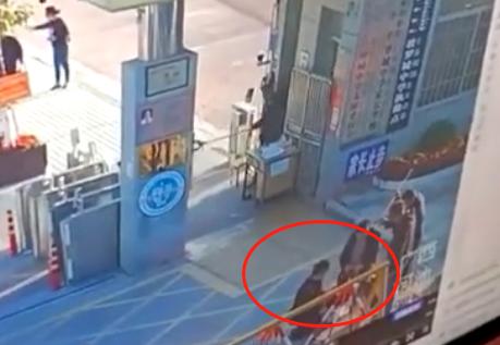 男子校门口持刀滋事，保安发现后作壁上观返回保安室，引家长质疑休闲区蓝鸢梦想 - Www.slyday.coM