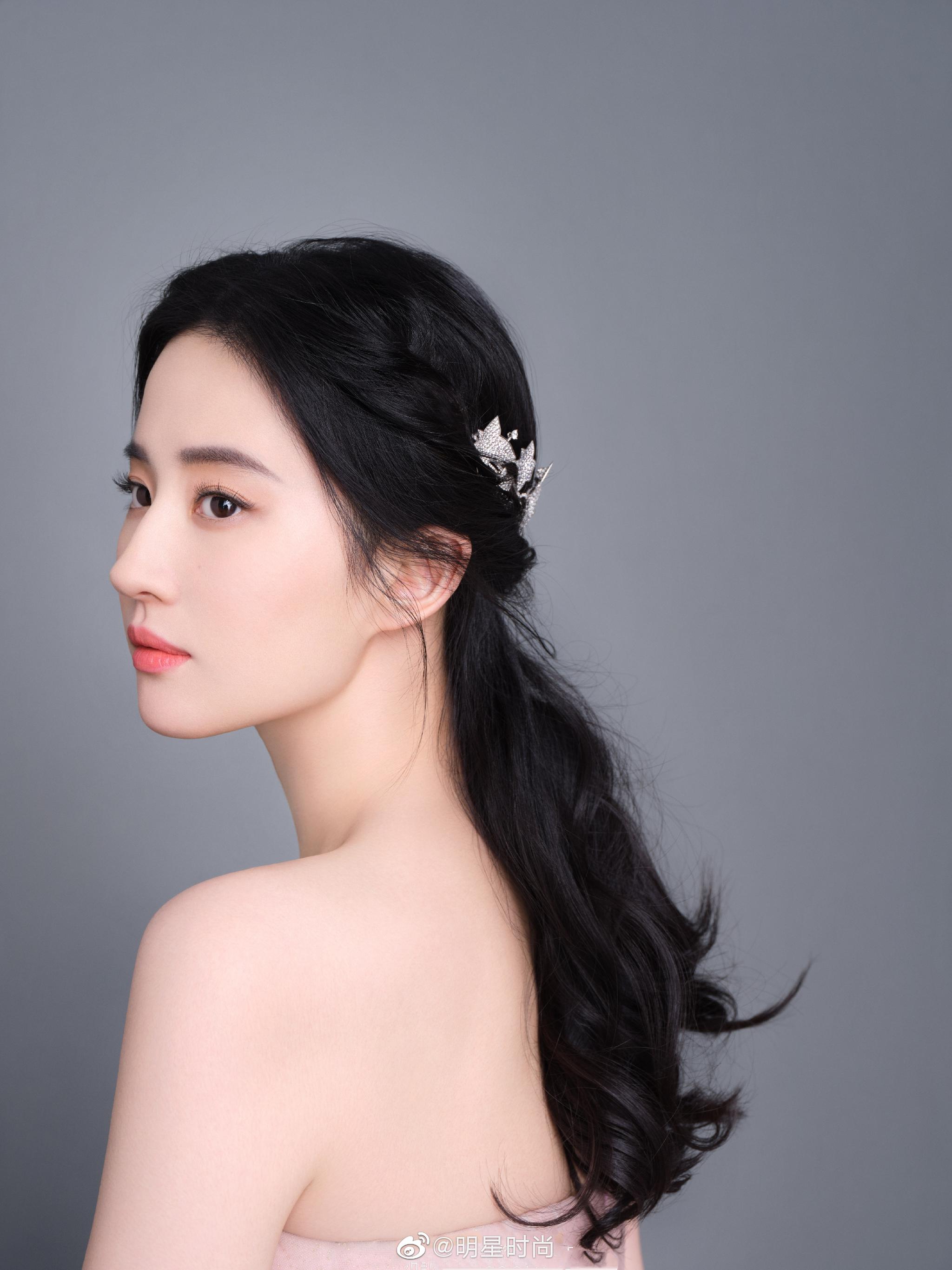 刘亦菲最新造型,头戴皇冠犹如公主,粉色抹胸裙秀出优越天鹅颈