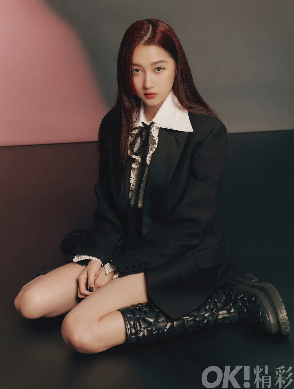 关晓彤|《精彩ok》9月新刊封面,红发西装甜酷范儿十足