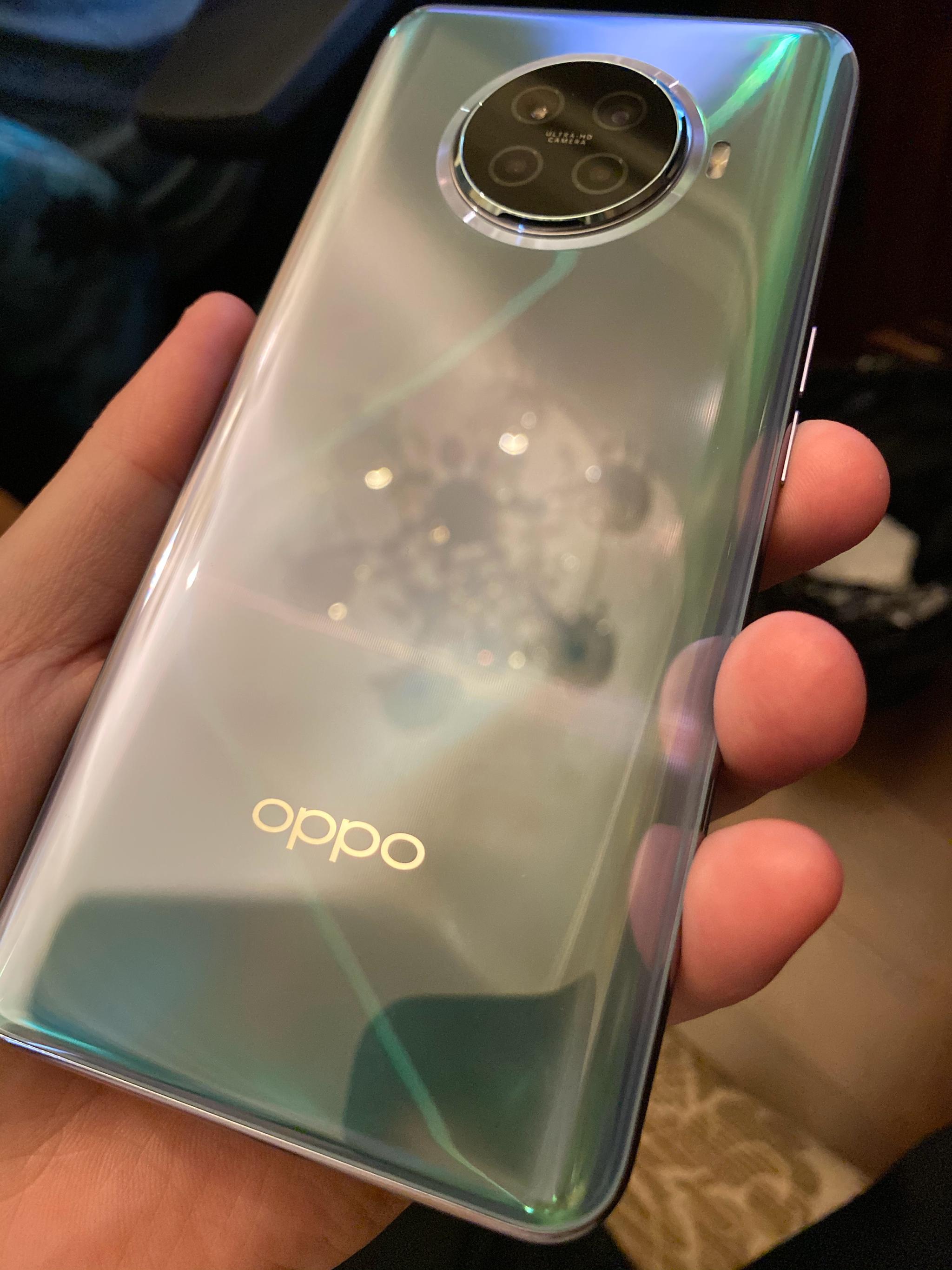 oppo ace2上手体验 轻便,而且握持手感不错