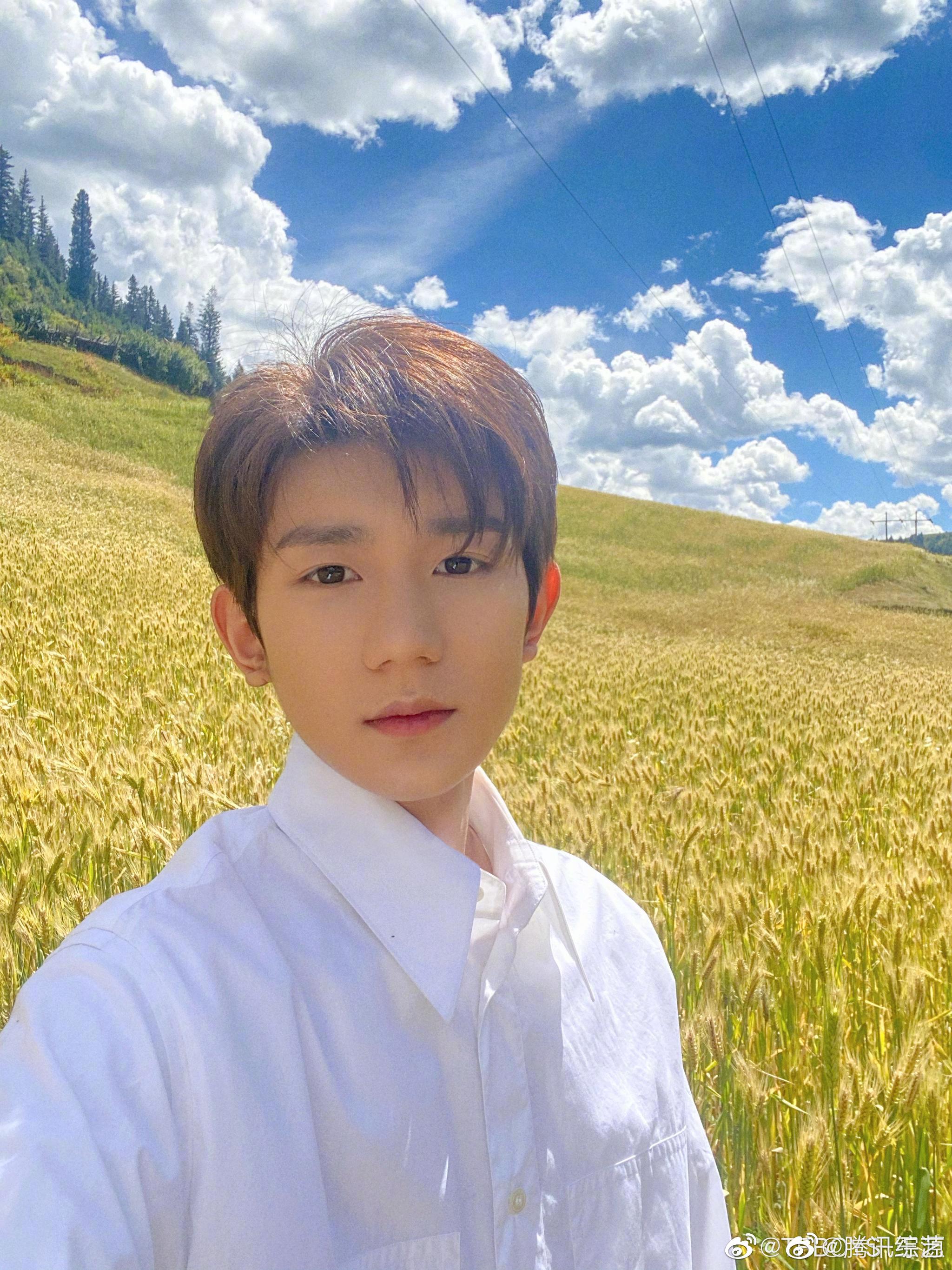 王源自拍照以白衬衫清爽出镜